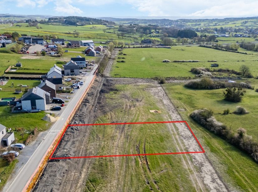 ERA B-LUX vous propose ce terrain à bâtir idéalement situé à Sinsin, bénéficiant dune superbe vue dégagée sur la campagne.Avec une superficie de 1.000