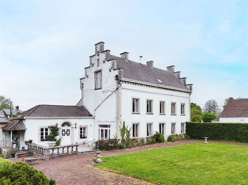 Ontdek in Jodoigne een uitzonderlijk eigendom met een zeldzaam vastgoedpotentieel in het hart van een landelijke woonwijk.<br />
Dit eigendom beschik