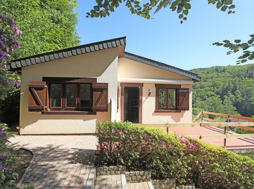 Aangename viergevel woonst, met binnen in chalet stijl, op een terrein 800 m², ligt aan de ingang van het klein dorp, Frahan-sur-Semois, deelgemeente