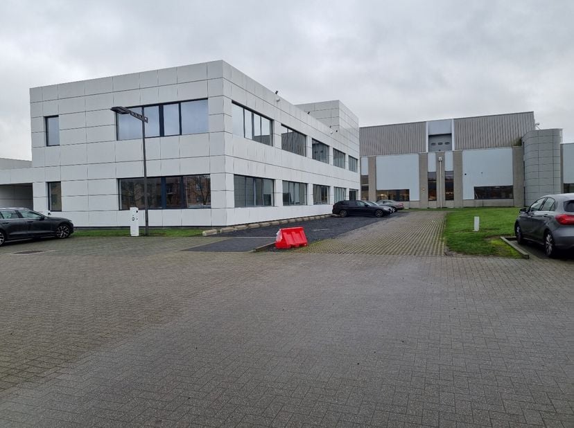 Stijlvolle kantoren gelegen op de gelijkvloerse verdieping met een oppervlakte van 527 m², inclusief een 25-tal parkeerplaatsen met voorziening van la