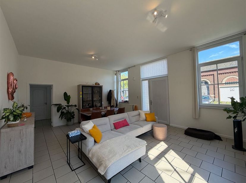 Aantrekkelijk gelijkvloers appartement (+/- 94.00m²) met overdekte parkeerplaats, gelegen in het dorp Beloeil, dicht bij alle voorzieningen.<br />
De