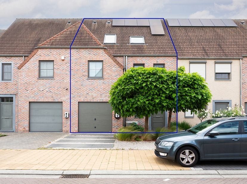 In Lint bevindt zich deze recente (2015), energiezuinige en ruime instapklare woning met 5 slaapkamers en 2 badkamers. De woning beschikt over een gar