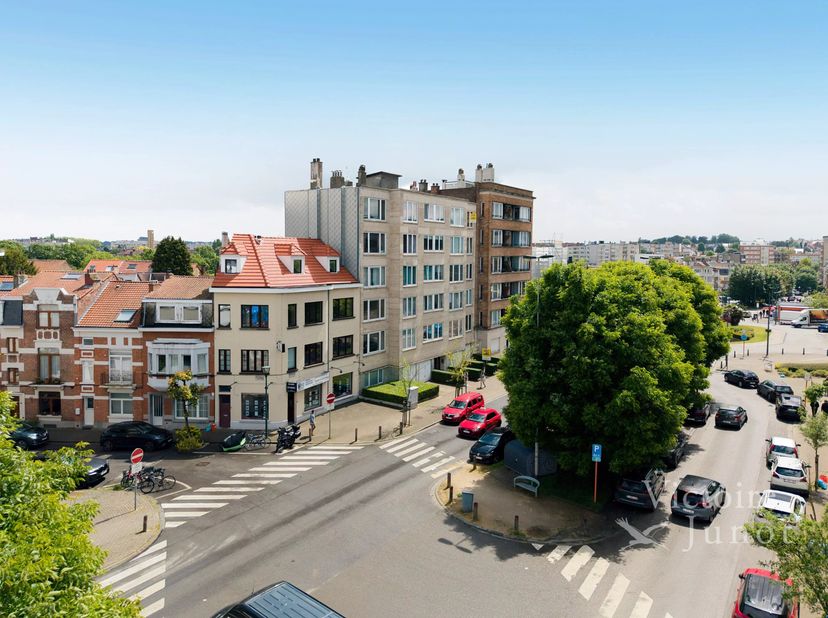 Victoire Junot vous propose au Square Meudon idéalement située à proximité des métros, bus, écoles, commerces, parc, cette maison deux façades constru