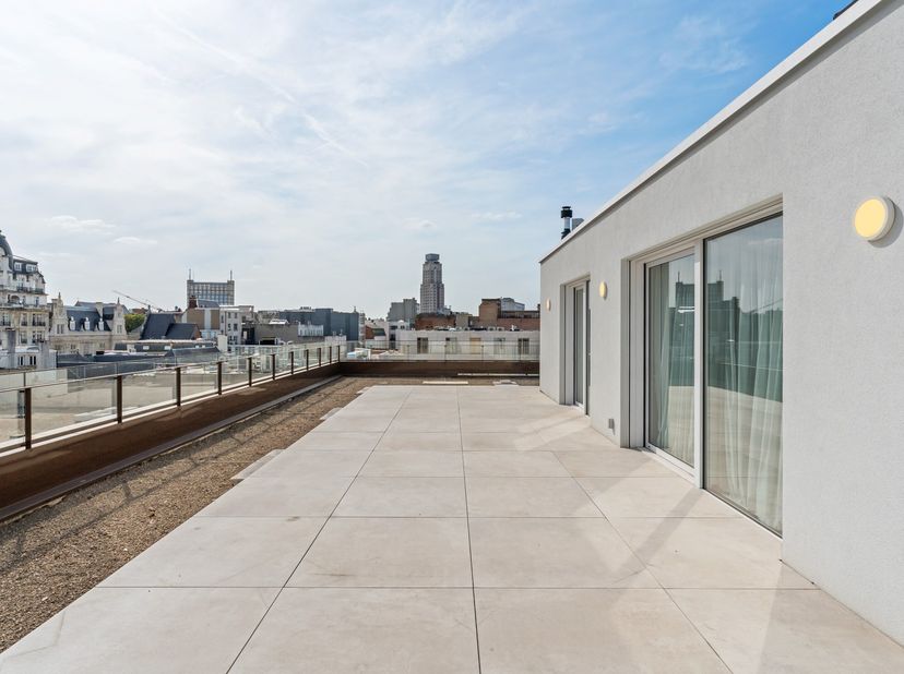Deze zonnige penthouse is een unieke kans voor wie op zoek is naar luxe en comfort. Gelegen in hartje Antwerpen, biedt dit penthouse een adembenemend