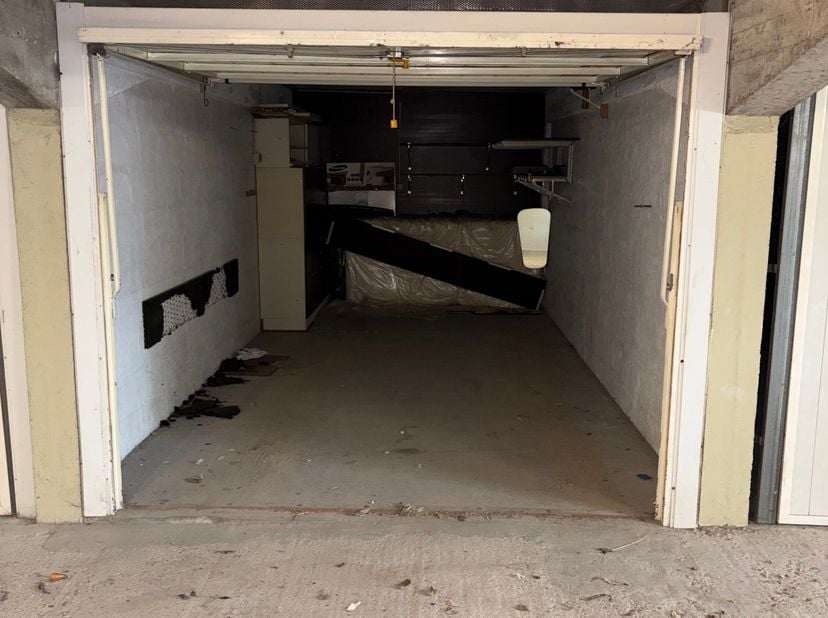 Ce garage est situé à proximité de la digue à Westende-Bad (Zwaluwenlaan 21) et offre une solution de stationnement pratique dans un emplacement de ch