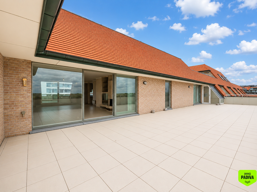 Ontdek dit uitzonderlijke penthouse appartement waar ruimte, licht en comfort harmonieus samenkomen. Dankzij de unieke ligging geniet u hier dagelijks