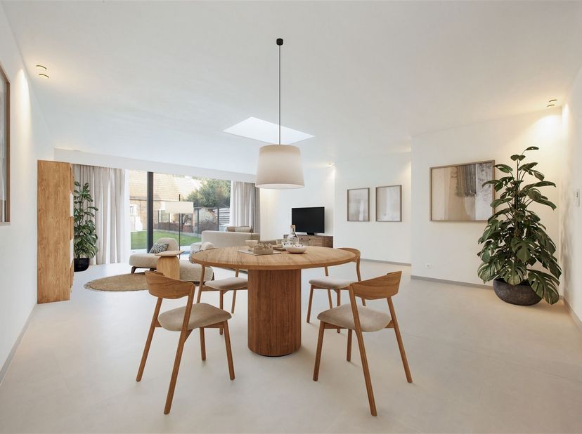 Deze brede woning met epc B (117 kWh/m²/jaar) ligt op wandelafstand van een school en de schilderachtige Scheldeboorden. De zwarte alu en pvc-ramen co