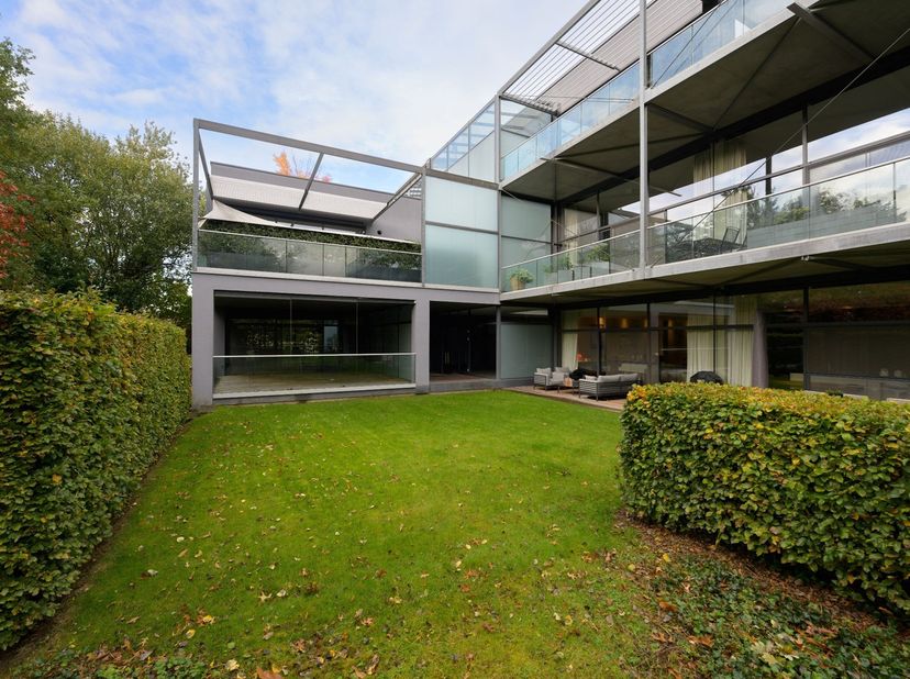 Vlakbij de Quartier Bleu en het centrum van Hasselt ligt deze mooie ruime loft met originele inrichting en afwerking.<br />
Deze loft heeft een bewoon