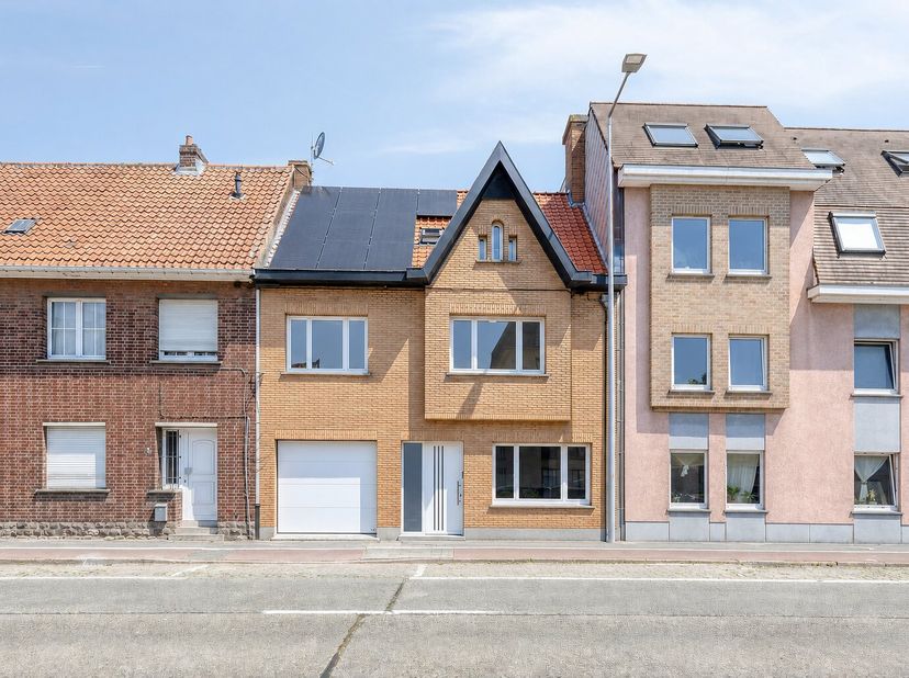 Deze volledig gerenoveerde gezinswoning in Merelbeke biedt maar liefst 216 m² bewoonbare oppervlakte en combineert ruimte, comfort en een uitstekende