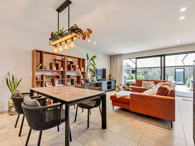 Energiezuinige topwoning met 4 slaapkamers, uitweg én garage te koop in Heule<br />
Je betreedt de woning via de inkomhal met gastentoilet en komt ver