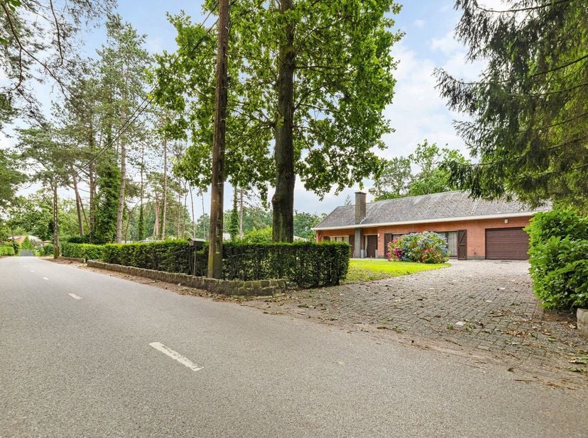 <br />
<br />
<br />
<br />
<br />
<br />
Woning met 3 slaapkamers, ruime zolder en garage op een topligging te Bonheiden (Rijmenam).<br />
Bent u op