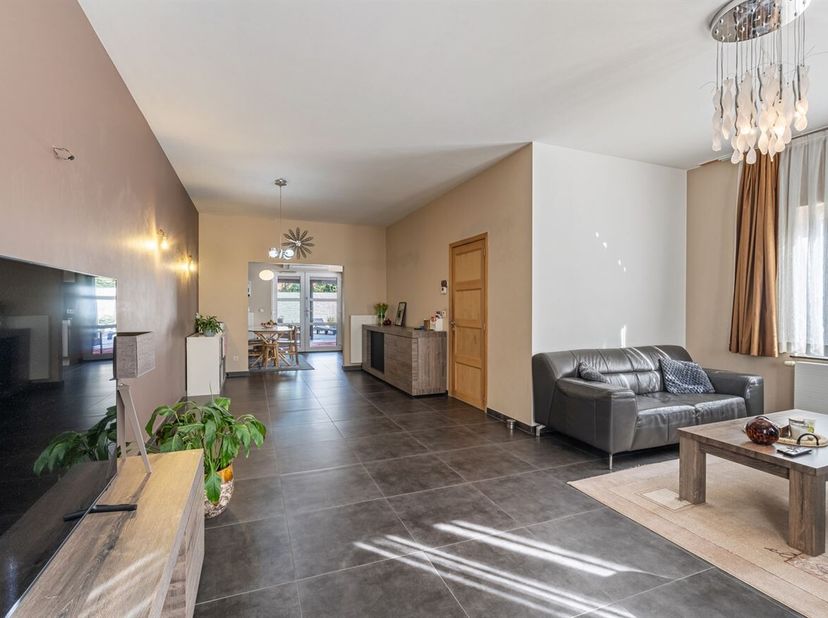 Welkom in deze ruime en lichtrijke woning, gelegen in een rustige straat op een aangename locatie in Hasselt. Met een bewoonbare oppervlakte van maar