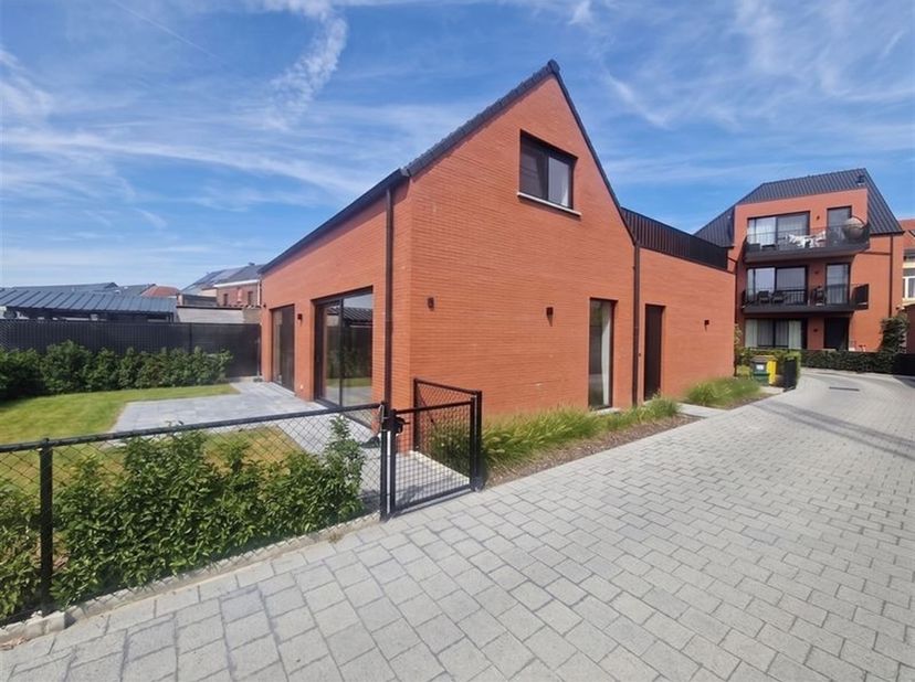 We hebben het plezier u dit energiezuinig nieuwbouw gelijkvloers duplex appartement met 2 slaapkamers te mogen voorstellen, centraal gelegen te Booisc
