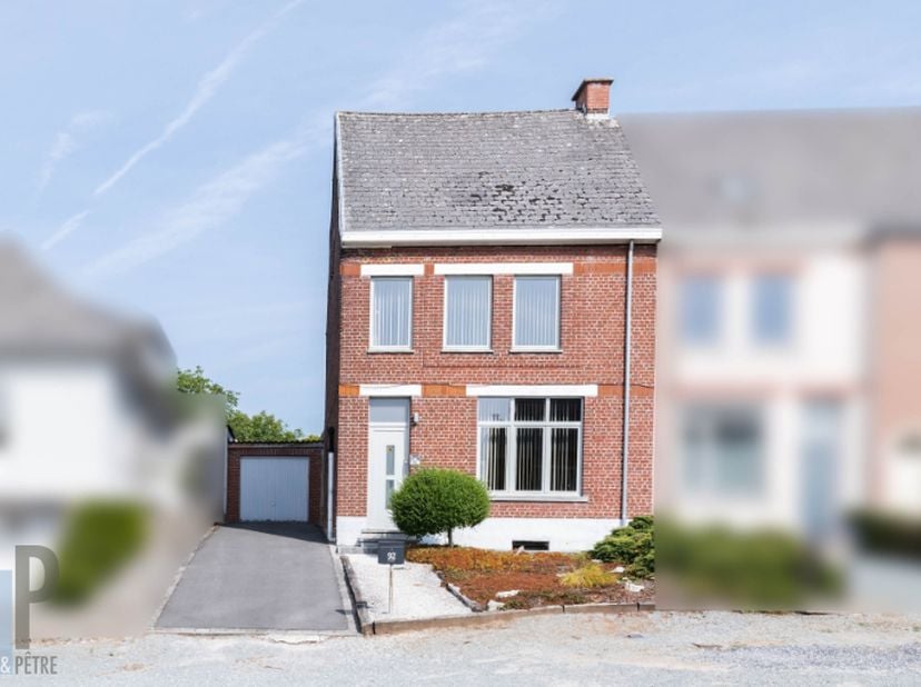 Langs een centrale invalsweg naar Zottegem vinden we deze ruime, te renoveren halfopen bebouwing voorzien van een voortuin en oprit tot de garage. Dez