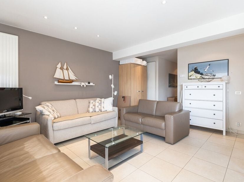 Ervaar alle comfort in dit lichtrijk hoekappartement met twee slaapkamers en groot zonneterras. Gelegen op enkele passen van de Yachtclub en strand va