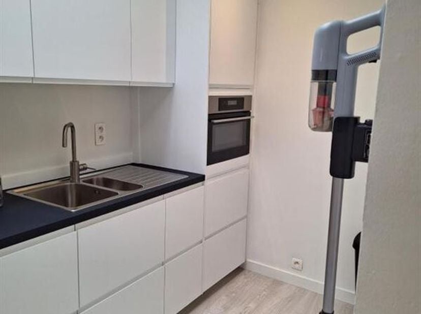 Dichtbij de Korenmarkt en naast het groene Kortenbachplein, ligt in een stille, voor auto's doodlopende straat, deze woning. Let op de hoge plint in b