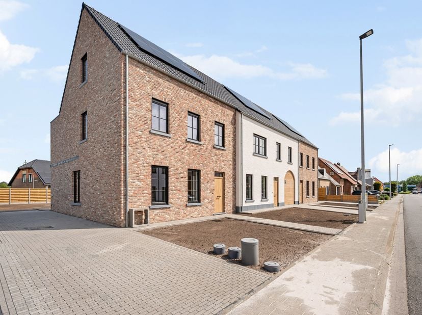 Deze energiezuinige nieuwbouwwoning geniet van een uitstekende ligging in het hart van Weelde. Gelegen in een rustige en kindvriendelijke omgeving, be
