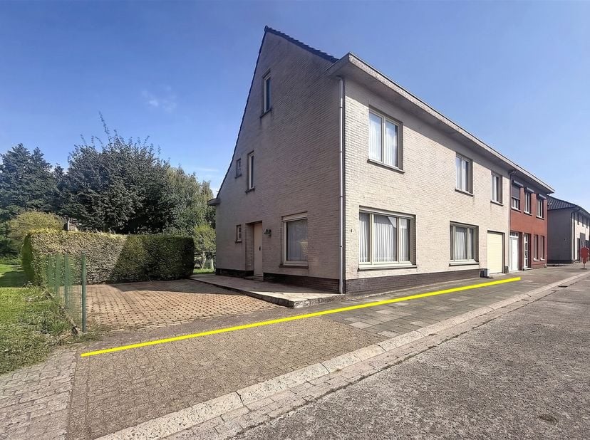 BEZOEKMOMENT op 26 september reservatie via SMS op 0470/30.20.10.<br />
De 4 ruime slaapkamers, de degelijke constructie en locatie zijn slechts enke
