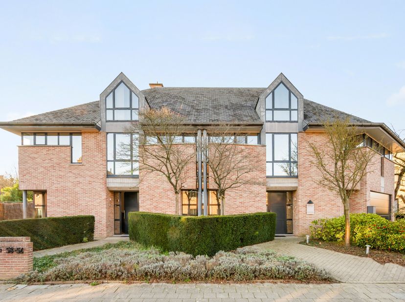 Op een boogscheut van Leuven, in één van de meest gegeerde woonwijken, treffen we deze  ruime tijdloze villa aan. In een groene en rustige omgeving  k