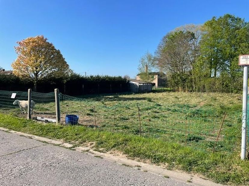 BOUWGROND - <br />
<br />
Rustig gelegen bouwgrond te koop in Oeselgem, met open zicht en vlakbij de Oude Leiearm.<br />
De lengte van het perceel aan