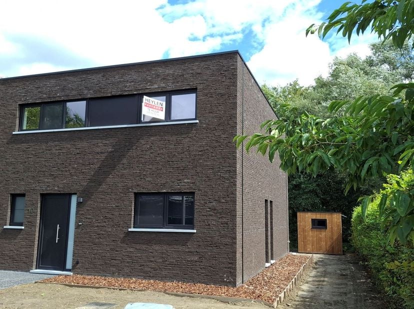 Instapklare BEN-woning met zonnepanelen + batterij, 3 slaapkamers en tuin op een toplocatie met zicht op natuur en bos!<br />
Ligging<br />
Deze mod