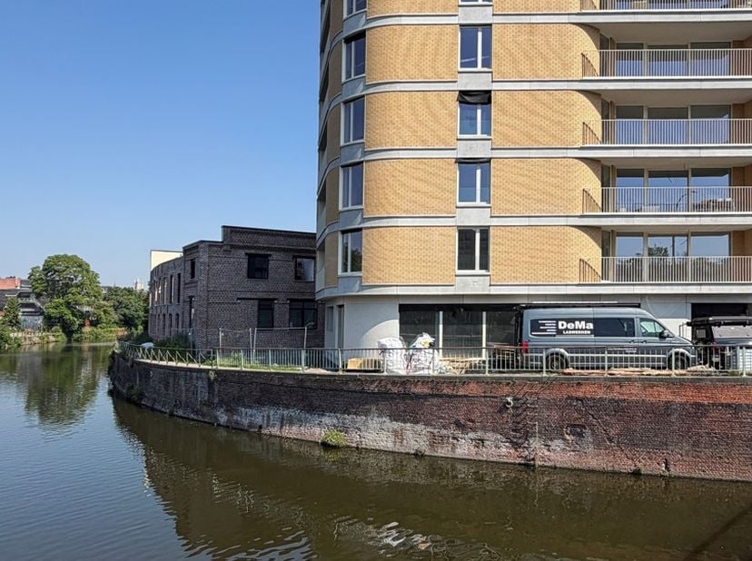 Dit lichtrijk 2‑slaapkamerappartement maakt deel uit van het recent opgeleverde nieuwbouwproject Bor’do, een woonproject op een unieke locatie aan het