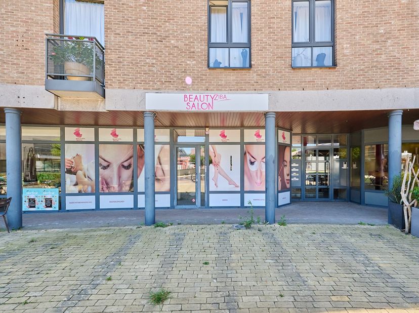 De Vryheyt is niet zomaar een adres in Lommel. Het is het plein waar mensen dagelijks samenkomen, koffie drinken en passeren. Dit handelspand bevindt