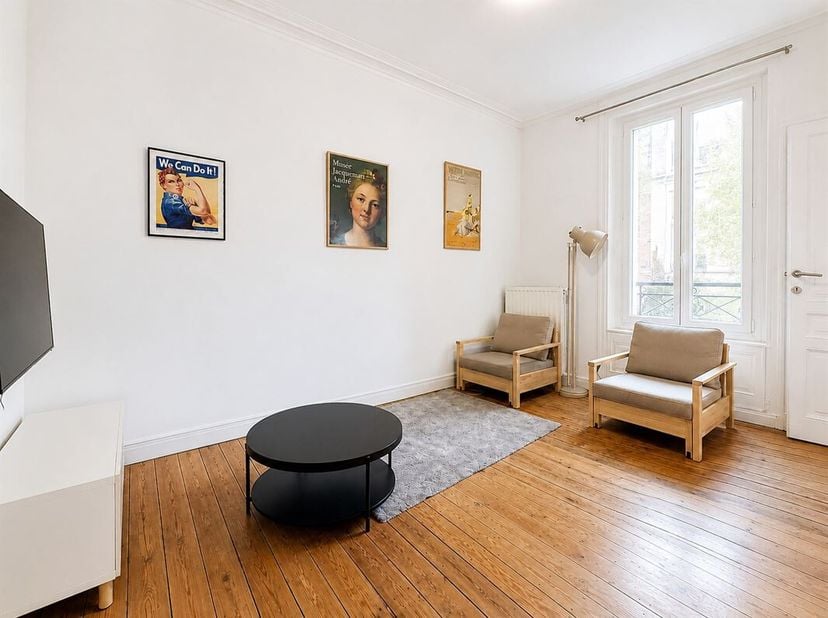 Altitude Cent - Prachtig gemeubileerd appartement met 1 slaapkamer en kantoor van +/- 65m²<br />
Op de 1e verdieping/3 verdiepingen :<br />
Inkomhal,