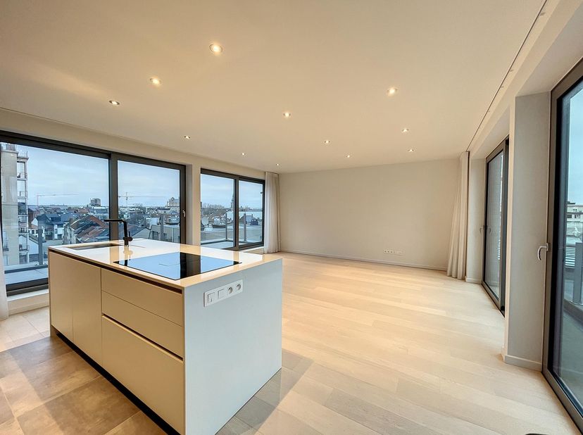 Ligging<br />
Dit prachtig appartement op de 5e verdieping geniet van een uiterst centrale ligging vlakbij het Zuid. Het appartement geniet een zeer g