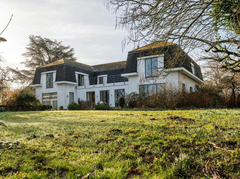 Karaktervolle architectenvilla op uitzonderlijk domein in Diepenbeek<br />
<br />
De gepubliceerde prijs is een instelprijs.&amp;nbsp;<br />
<br />
De vil