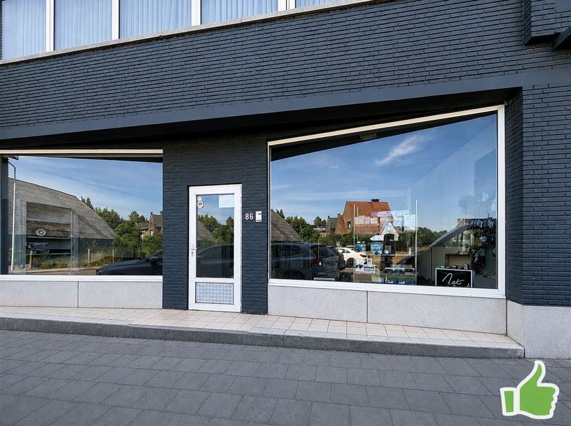 Commerce à louer à Mouscron<br />
<br />
situé Avenue Royale sur un axe de passage pour une visibilité maximale avec deux vitrines sur 10 m de large