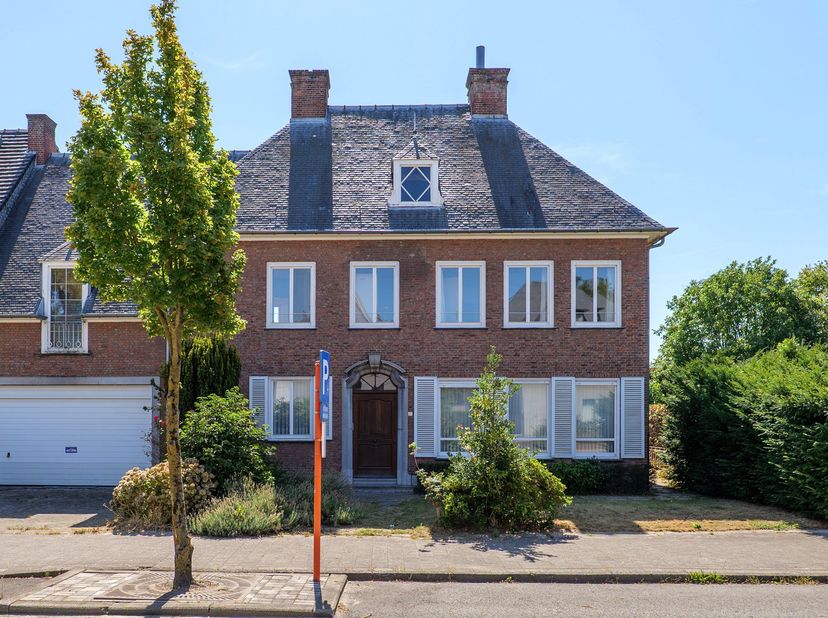 Voormalige dokterswoning op een uitzonderlijk goede locatie in het centrum van Geel. Deze statige, voormalige dokterswoning is gelegen op een ruim per
