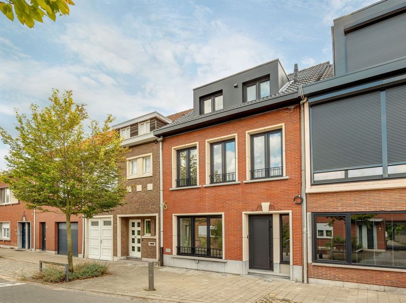 Appartement en duplex superbement rénové à Ekeren-Donk.<br />
Rénovation complète et économe en énergie, avec des matériaux de qualité.<br />
À quel