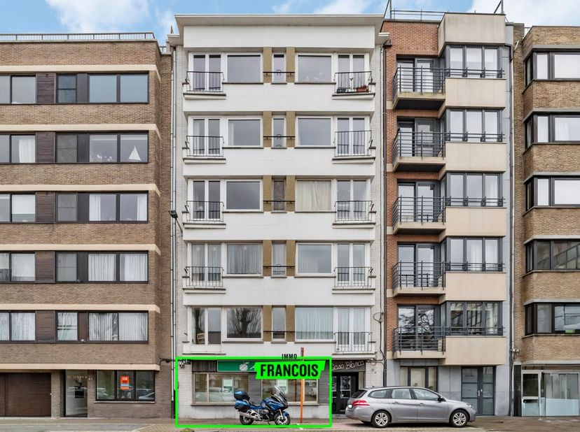 Deze handelsruimte is gelegen aan het stadhuis te Oostende. Deze locatie  is uitermate gunstig dankzij de vlotte bereikbaarheid via o.a. de Verenigde-