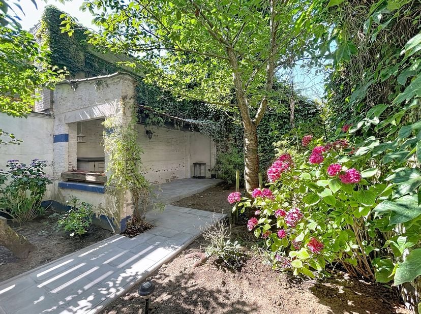 By The Way presenteert u dit ruime en lichte karakteristieke huis uit de jaren ’30, gelegen aan de Boulevard des Invalides, vlakbij het openbaar vervo