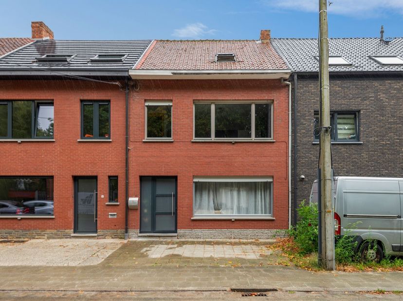 De woning is gelegen in een rustige straat, op korte afstand van Mechelen en met een vlotte verbinding naar de E19. Zo geniet u van de rust van een aa