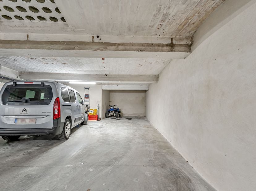 Afgesloten garagebox met staanplaats in hartje Diksmuide<br />
Bent u het beu om telkens naar een parkeerplaats te zoeken in het centrum van Diksmuide
