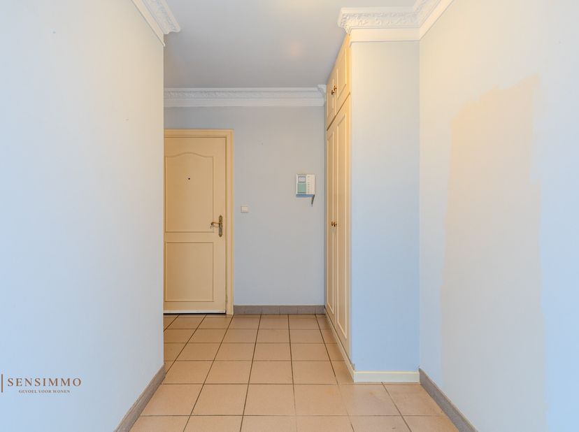 Dit ruime en verzorgde appartement is uitstekend gelegen in Genk, op wandelafstand van het centrum en nabij winkels, openbaar vervoer, scholen en ande