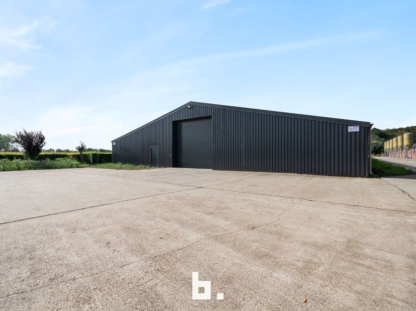 Langs een vlotte verbindingsweg tussen Zedelgem en Aartrijke zijn nieuwe loodsen gecreëerd in een bestaand gebouw. Alle loodsen zijn 7/7 toegankelijk