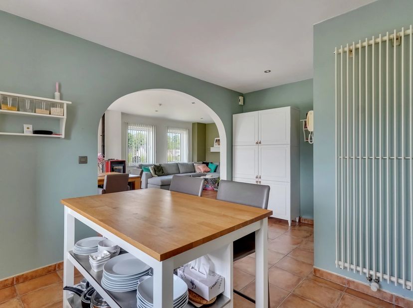 Gelegen in een kleinschalige residentie vinden we dit comfortabel appartement terug met een praktische indeling.<br />
Het appartement beschikt over e