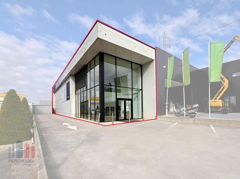 Deze ruime en uitstekend gelegen handelsruimte van ca. 370 m² bevindt zich op een vlot bereikbare locatie&amp;nbsp;langsheen de commerciële Brugsesteenweg