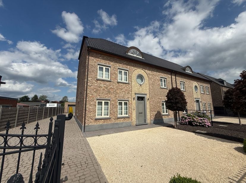 Luxueuze woning met centrale ligging en makkelijke bereikbaarheid naar het centrum van Putte, Koningshooikt en omliggende gemeenten. Ook de R6 ligt te