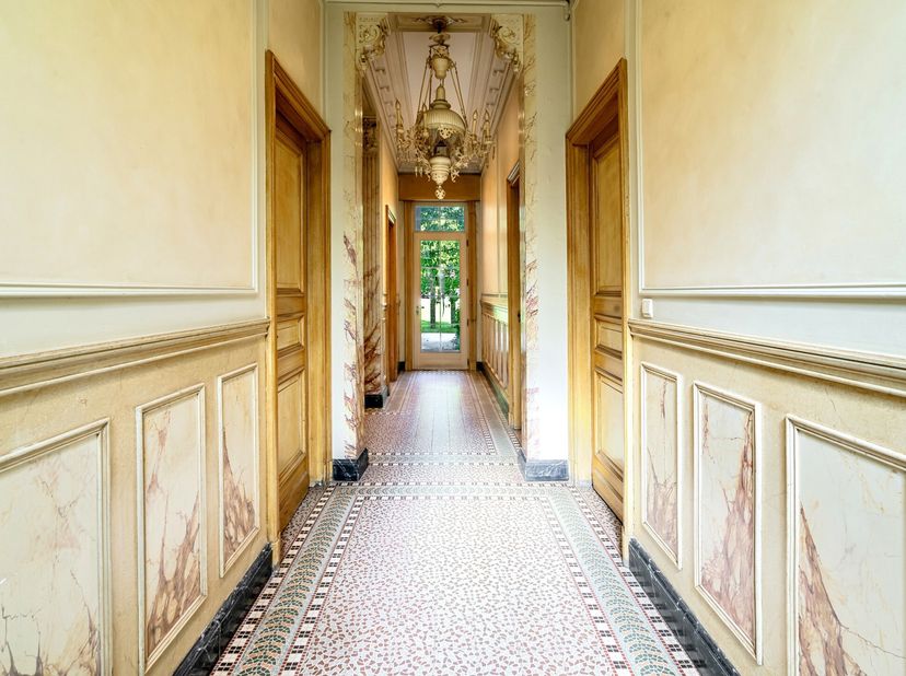 Maison de caractère, spacieuse, avec 6 chambres et un magnifique jardin. Disposition: un hall dentrée impressionnant donnant accès à un bureau, un sal