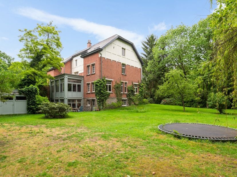 Deze karaktervolle woning op 3046m² biedt tal van mogelijkheden. Kangaroewonen, woon/werk combinatie of gewoon lekker ruim wonen.<br />
De bekende off