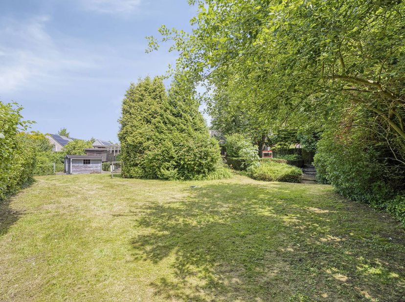 Op een uiterst rustige locatie in Kuringen, aan de Schansstraat 26, bevindt zich deze open bebouwing met een bewoonbare oppervlakte van circa 180 m².
