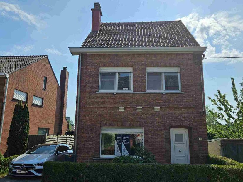 Super gezellige en instapklare open bebouwing bestaande uit een inkom met trap, eetruimte, aparte keuken met alle toestellen (geen vaatwasser), apart