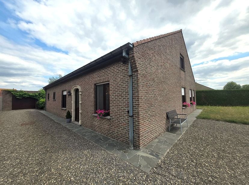 Op zoek naar een ruime en comfortabele woning met alles op één niveau? Deze gezellige open bebouwing in fermette-stijl combineert ruimte, comfort en e