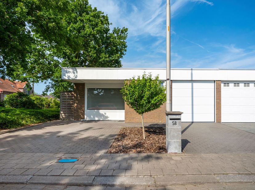 Bungalow met 3 slaapkamers in rustige wijk in Zwevegem te koop<br />
Je betreedt de woning via de inkomhal met gastentoilet, die ook toegang geeft tot