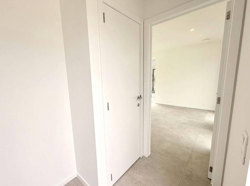 Bent u op zoek naar een moderne en instapklare halfopen bebouwing op een vlot bereikbare locatie? Dit recent opgeleverde nieuwbouwhuis combineert een