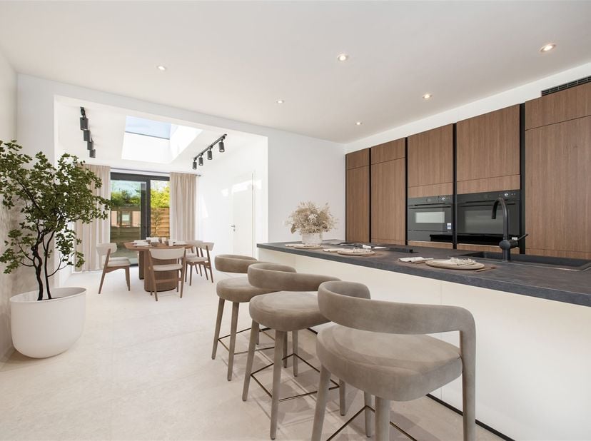Deze net vernieuwde woning ligt in een stille, met groen verfraaide eenrichtingsstraat (zone 30), met aan het uiteinde het publieke Borgersteinpark. D
